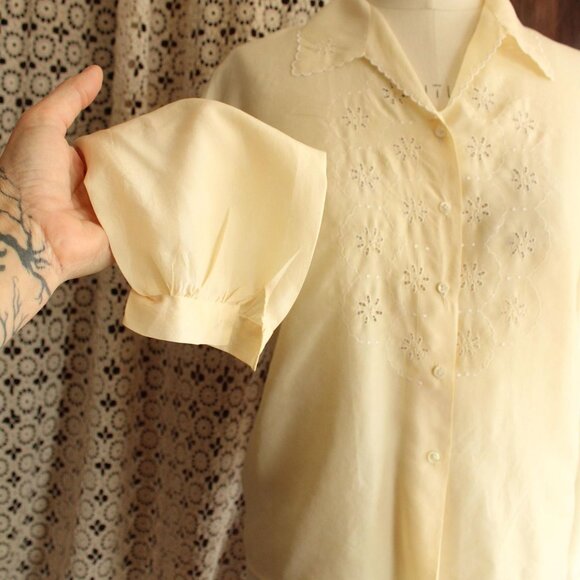 Vintage 1930s 1940s Blouse, Volup Yellow Silk with White Eyelet Embroidery - Picture 4 of 10